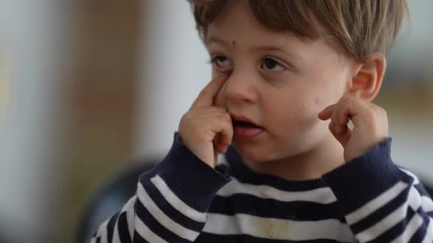Νήπιο Αγγίζοντας Μάτια Και Πρόσωπο Παιδί Χέρι Τρίψιμο Πρόσωπο Ένα — Αρχείο Βίντεο