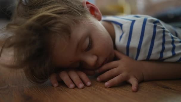 Kleiner Junge Wacht Aus Mittagsschlaf Auf Kratzen Gesicht Kind Wacht — Stockvideo