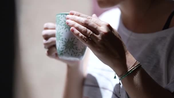 Kobieta Sączy Herbatę Osoba Pije Kawę Patrząc Zewnątrz — Wideo stockowe