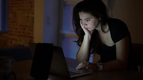 Kvinnan Bläddrar Internet Framför Bärbar Skärm Natten — Stockvideo