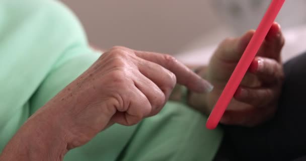 Akıllı Telefon Kullanan Yaşlı Kadın Elleri — Stok video
