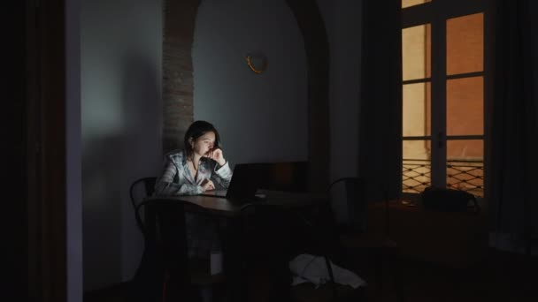 Személy Olvasó Tartalom Online Éjszaka Előtt Laptop Képernyő — Stock videók
