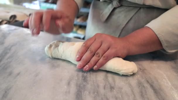 Cámara Lenta Baker Preparación Amasar Pan Masa Tradicional Pasteles Con — Vídeos de Stock