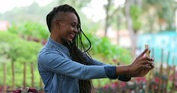 African Woman Taking Selfie Photo Herself Smartphone — Stock Photo, Image