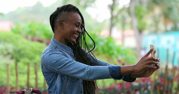 African Woman Taking Selfie Photo Herself Smartphone — Stock Photo, Image