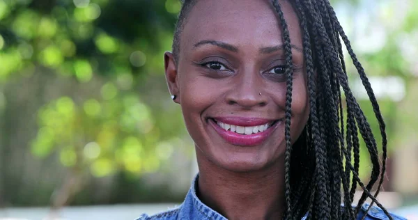 Африканская Женщина Улыбается Портрет Крупным Планом Лица — стоковое фото