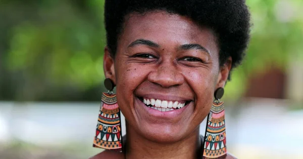 Afrikansk Kvinna Porträtt Ansikte Närbild Står Utanför Glad Leende Svart — Stockfoto