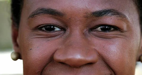 Αφρικανική Γυναίκα Μακροσκοπικά Κλειστά Μάτια Κοιτάζοντας Την Κάμερα — Φωτογραφία Αρχείου