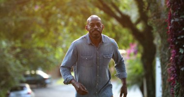 Mutlu Afrikalı adam sokaklarda dans edip başarıyı kutluyor.