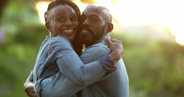 Openhartig Vrolijk Afrikaans Paar Omhelzen Buiten Tijdens Zonsondergang Tijd — Stockfoto