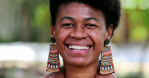 Svart Kvinna Skrattar Och Ler Afrikansk Person Verkliga Livet Skratta — Stockfoto