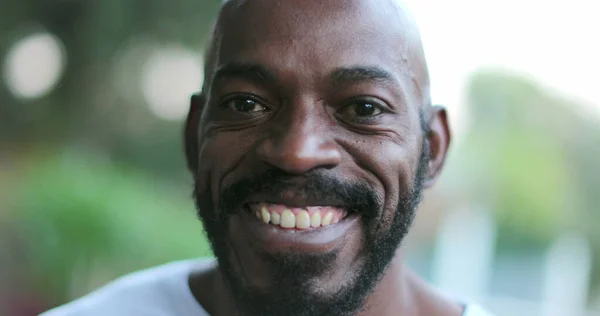 Feliz Retrato Del Hombre Africano Sonriendo Cerca —  Fotos de Stock