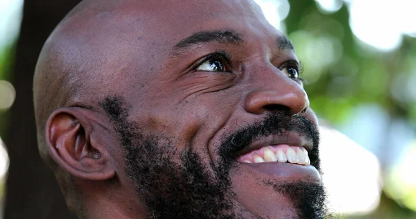 Hombre Africano Feliz Mirando Cielo Sonriente Persona Negra Que Tiene —  Fotos de Stock