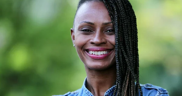 Zelfverzekerde Glimlachende Latijns Amerikaanse Zwarte Afrikaanse Vrouw Portret — Stockfoto