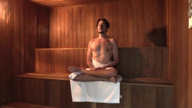 Kuru saunada meditasyon yapan biri.