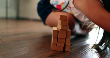 Çocuk ahşap yapı taşlarıyla oynuyor. Çocuk deneme yanılma oyunu