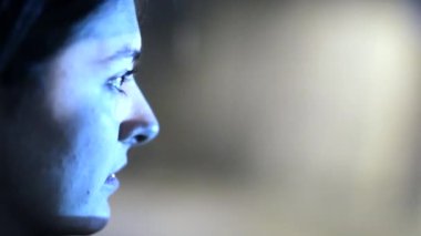 Geceleri araba süren kadın, akşamları yolda giden kadın sürücü profili.