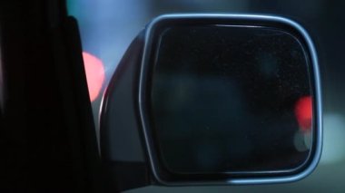 Gece araba kullanan kadın sürücünün yan görüntüsü