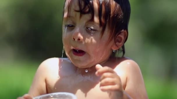 Criança Sentindo Água Cair Cabeça Câmera Lenta Criança Molhada Durante — Vídeo de Stock