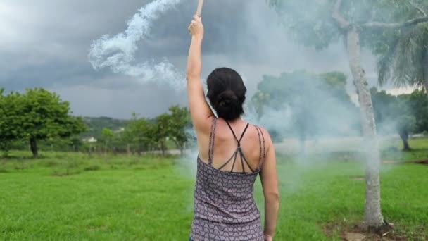 煙弾で煙信号を送る女 — ストック動画