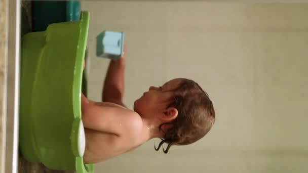 Vídeo Vertical Bebê Tomando Banho Dentro Balde Casa Limpeza Criança — Vídeo de Stock