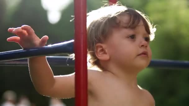 Мила Дитина Хлопчик Малюк Дитина Вулиці Парку — стокове відео