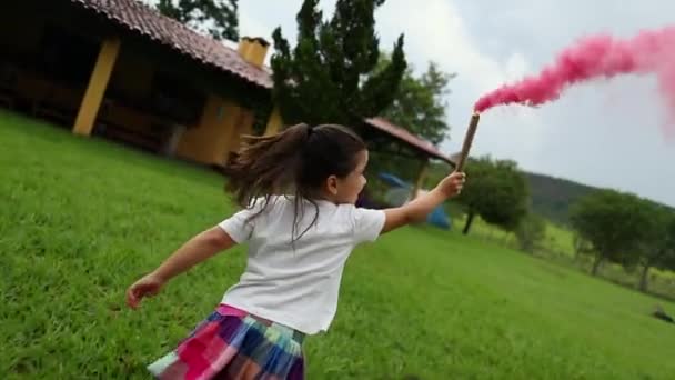 Niño Corriendo Aire Libre Sosteniendo Señal Bomba Humo Roja — Vídeo de stock