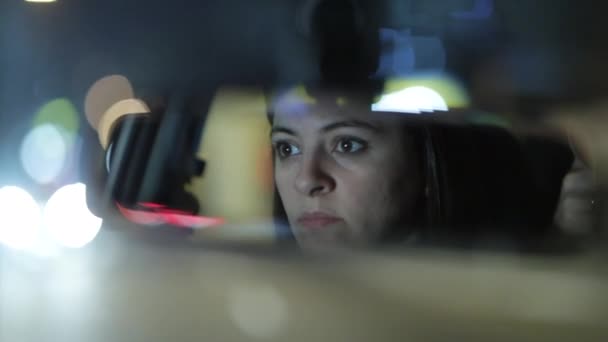 Woman Driving Night Seen Rear View Mirror — Vídeo de Stock