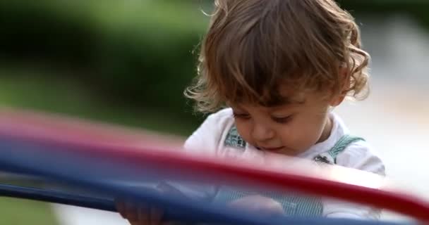 Счастливого Возбужденного Ребенка Крутящегося Карусели Детской Площадки — стоковое видео