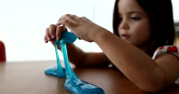 Niño Jugando Con Plastilina Viscosa Chica Creativa Con Limo Azul — Vídeos de Stock