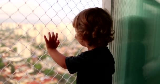 Bebé Niño Mano Apoyada Ventana Balcón Con Red Seguridad — Vídeo de stock