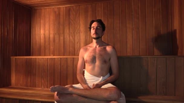 Adam Meditasyon Yapıyor Saunada Dinleniyor — Stok video
