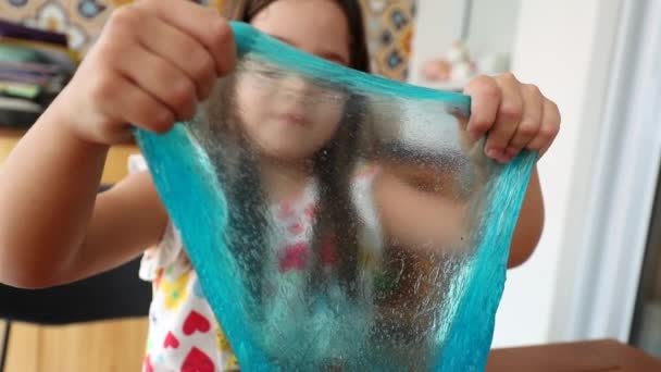 Kind Handen Spelen Met Slijmerige Plasticine Maken Bubbel — Stockvideo