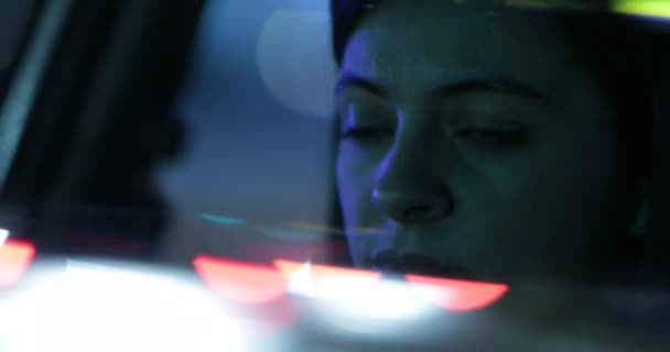 Sürücü Kadın Gece Araba Sürerken Dikiz Aynasından Görülmüş — Stok video