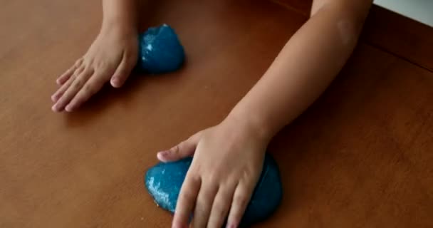 Sümüksü Plastikle Oynayan Çocuk Mavi Sümüklü Yaratıcı Kız — Stok video