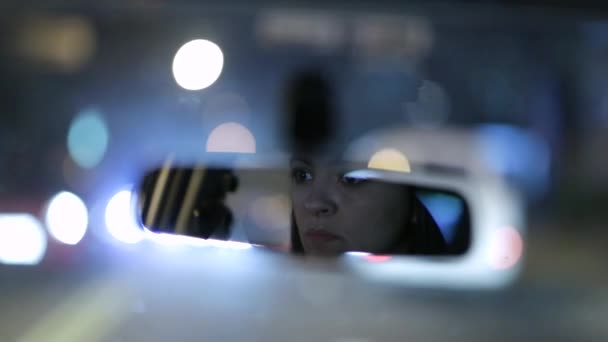 Γυναίκα Οδήγηση Νύχτα Δει Μέσα Από Πίσω Καθρέφτη — Αρχείο Βίντεο