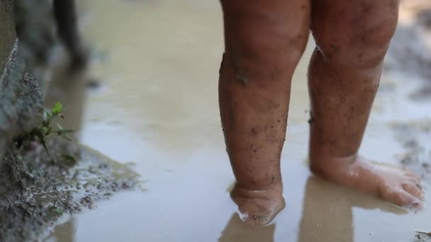 Kleinkindfüße Stehen Matsch — Stockvideo