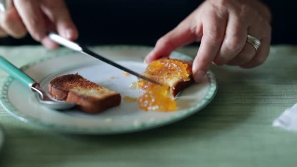 Donna Mettere Gelatina Sulla Cima Del Pane Affettato Mangiare Colazione — Video Stock