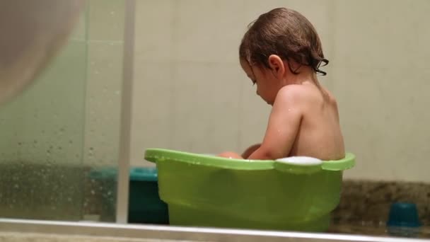 Мыть Малыша Ванне Ведра — стоковое видео