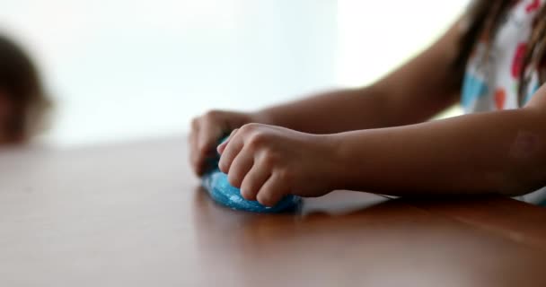 Manos Niño Jugando Con Plastilina Viscosa Niño Mano Juega Con — Vídeo de stock