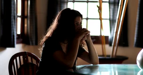 Ångestfylld Ung Kvinna Känner Oro Och Frustration Person Känner Ensam — Stockvideo