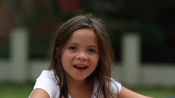 快乐的小女孩在操场上旋转木马 — 图库视频影像
