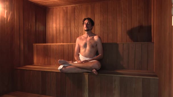 Homem Relaxante Meditando Dentro Sauna Calor Seco — Vídeo de Stock