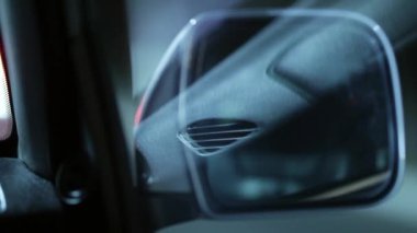 Gece araba kullanan kadın sürücünün yan görüntüsü