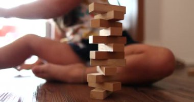 Ahşap yapı taşları ile oynayan çocuk