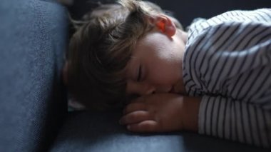 Bebek kanepede uyuyor. Çocuk kanepede uyuyor.