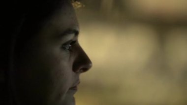 Gece araba kullanan kadın.