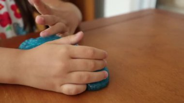 Çocuk elleri yapışkan sümükle oynuyor.