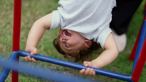 Bambino Testa Giù Bar Scimmia Che Gioca Parco Giochi Bambino — Video Stock