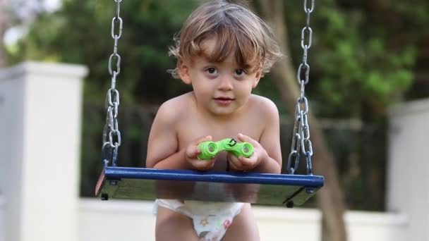 Carino Bambino Piccolo Bambino Che Gioca Swing Parco Giochi Tenendo — Video Stock